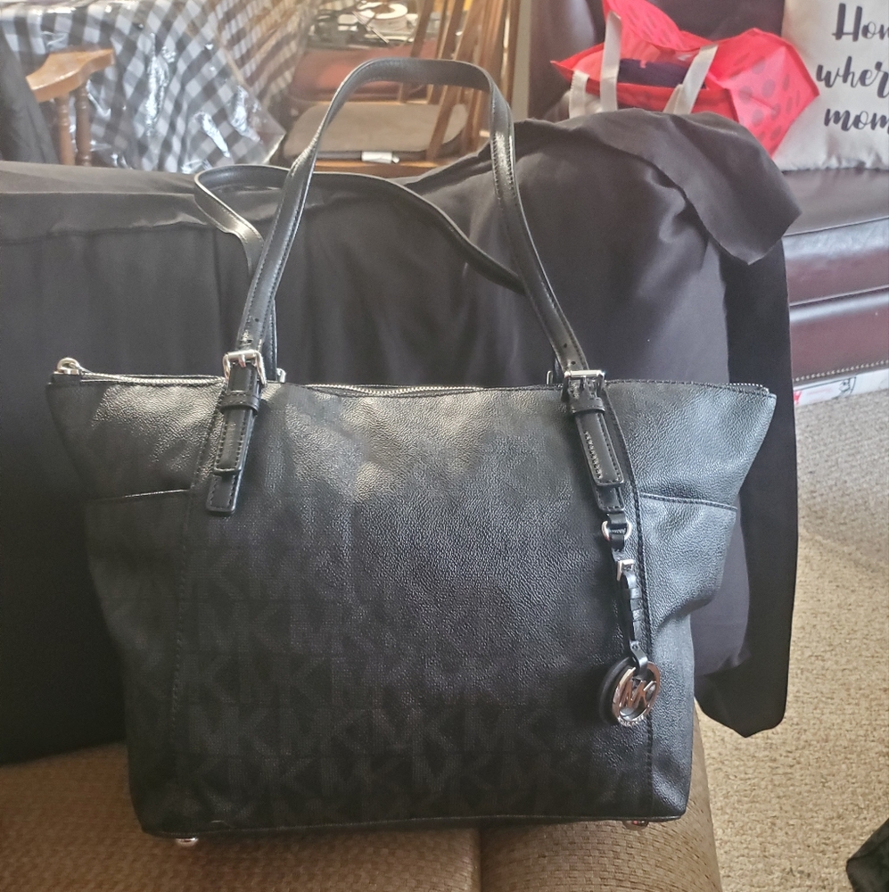 Michael Kors Black Tote Bag Sleek Modern Design